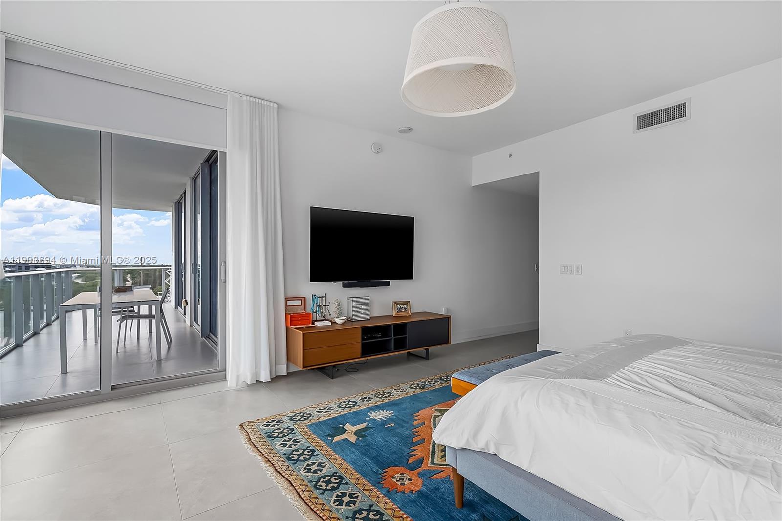 Photo of 17111 Biscayne Blvd #902, North Miami Beach, Florida, 33160 -