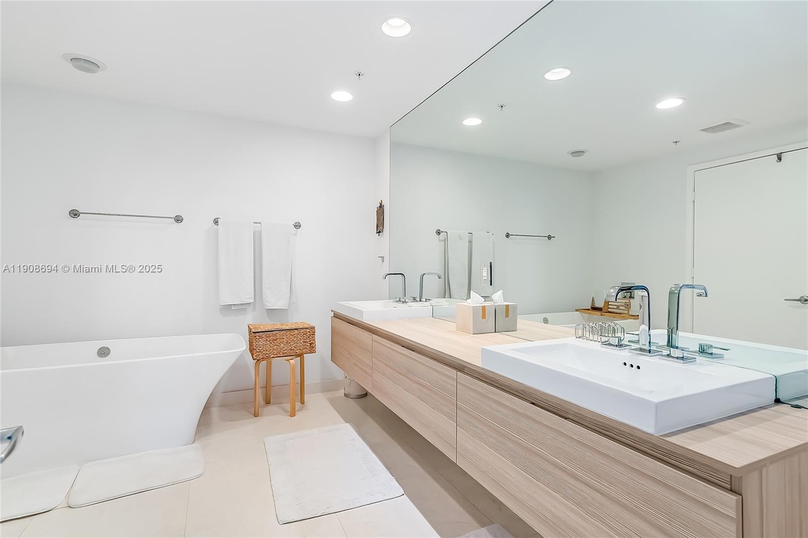 Photo of 17111 Biscayne Blvd #902, North Miami Beach, Florida, 33160 -