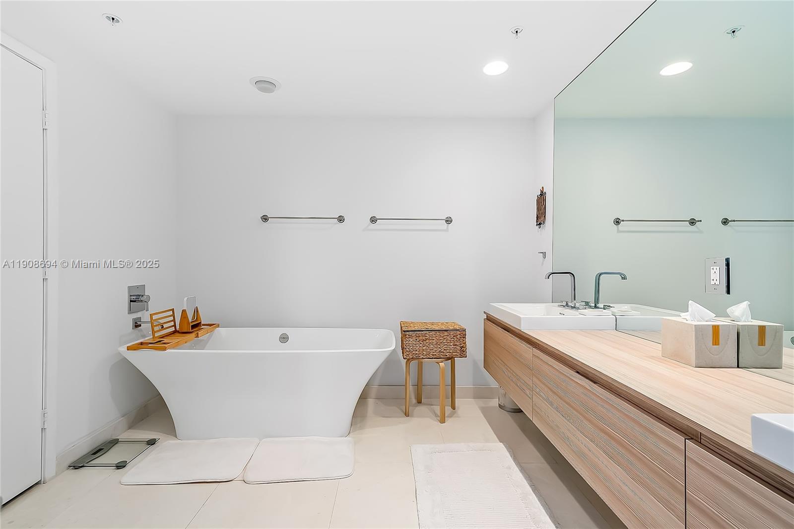 Photo of 17111 Biscayne Blvd #902, North Miami Beach, Florida, 33160 -