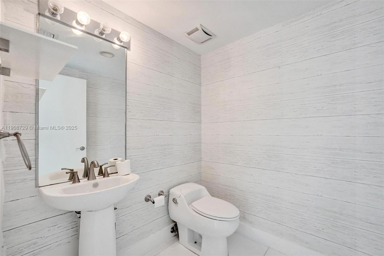 Photo of 3301 183rd St #2007, Aventura, Florida, 33160 - 1/2 Bath