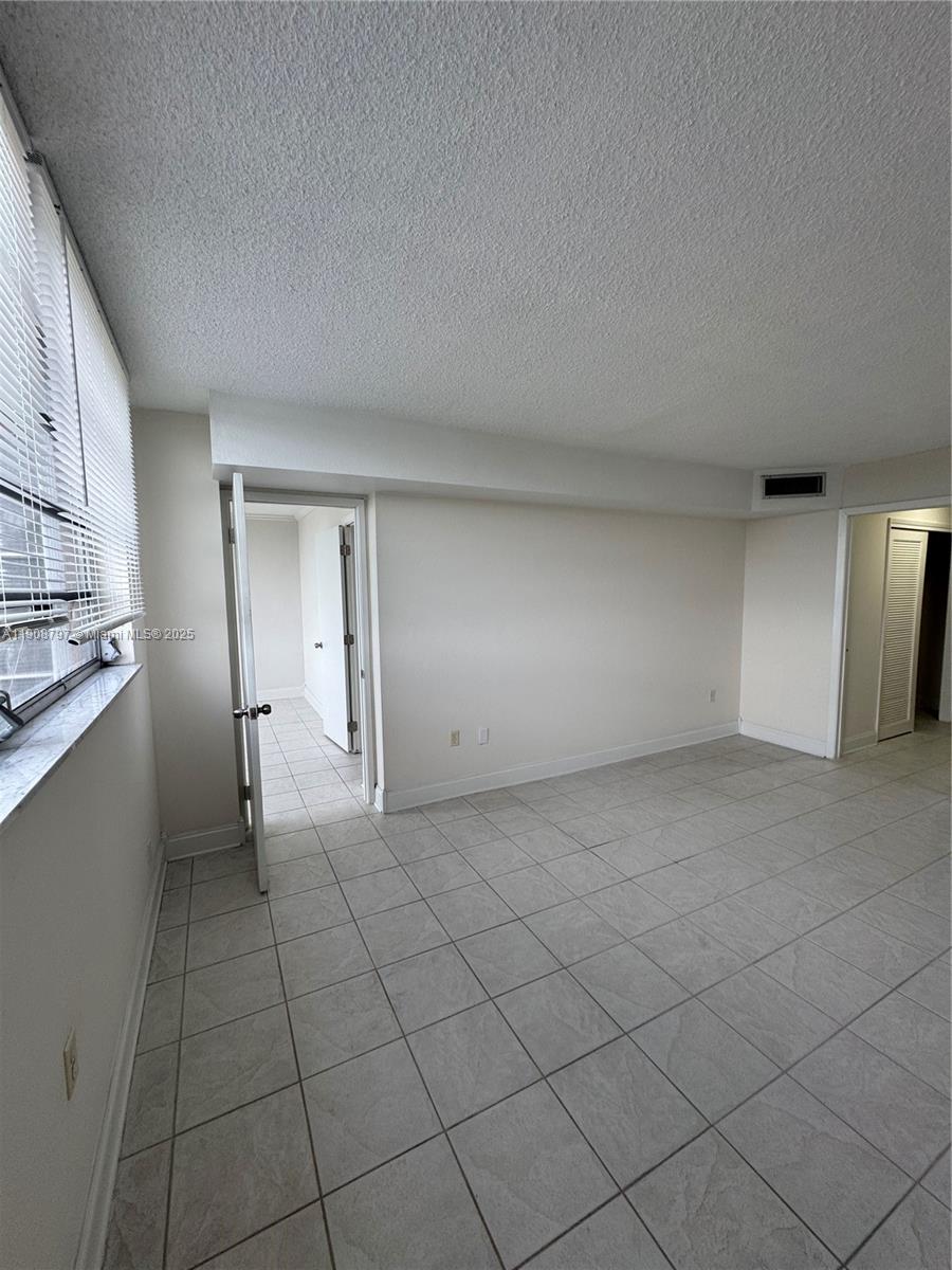 511 2 / 2 1040 sq. ft. $ 2025-11-05 0 Photo