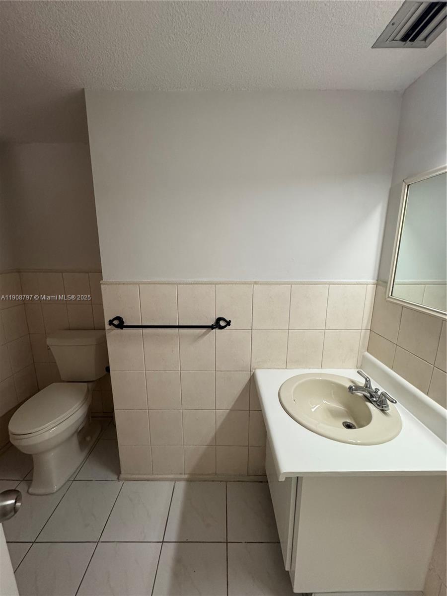 511 2 / 2 1040 sq. ft. $ 2025-11-05 0 Photo