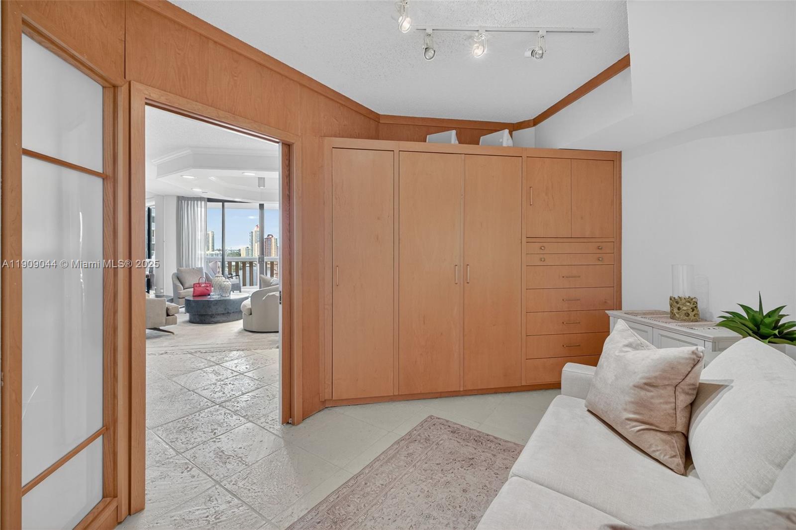 1904 2 / 2 1607 sq. ft. $ 2025-11-05 0 Photo