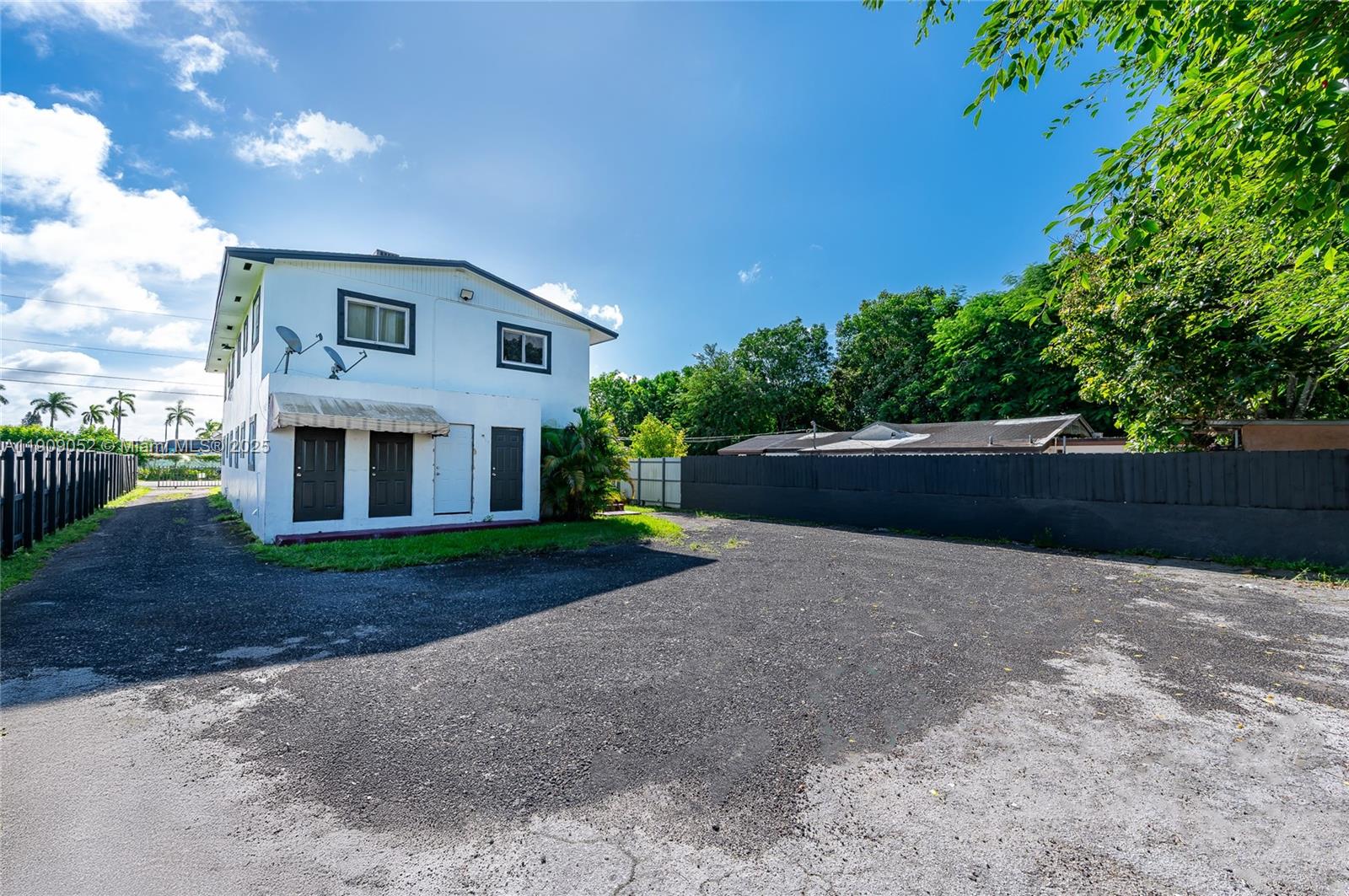 See details / 3907 sq. ft. $ 2025-11-05 0 Photo