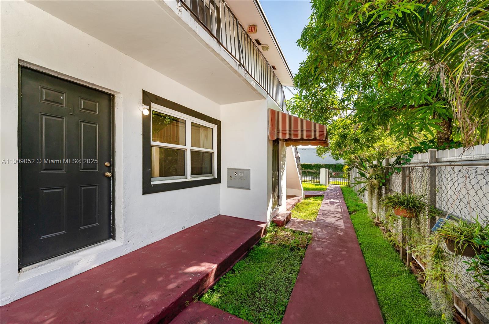 See details / 3907 sq. ft. $ 2025-11-05 0 Photo