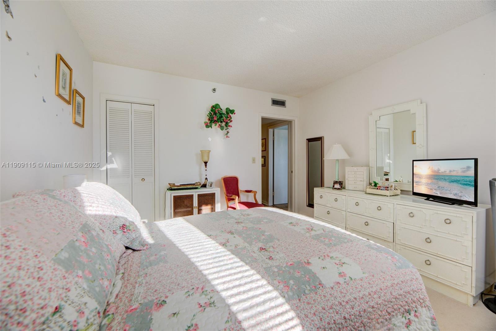 212 2 / 2 1164 кв.футов $ 2025-11-05 0 Фото