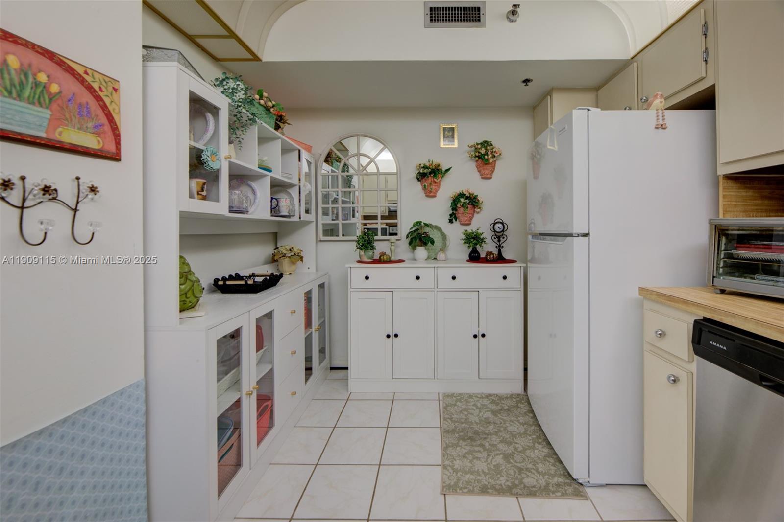 212 2 / 2 1164 кв.футов $ 2025-11-05 0 Фото