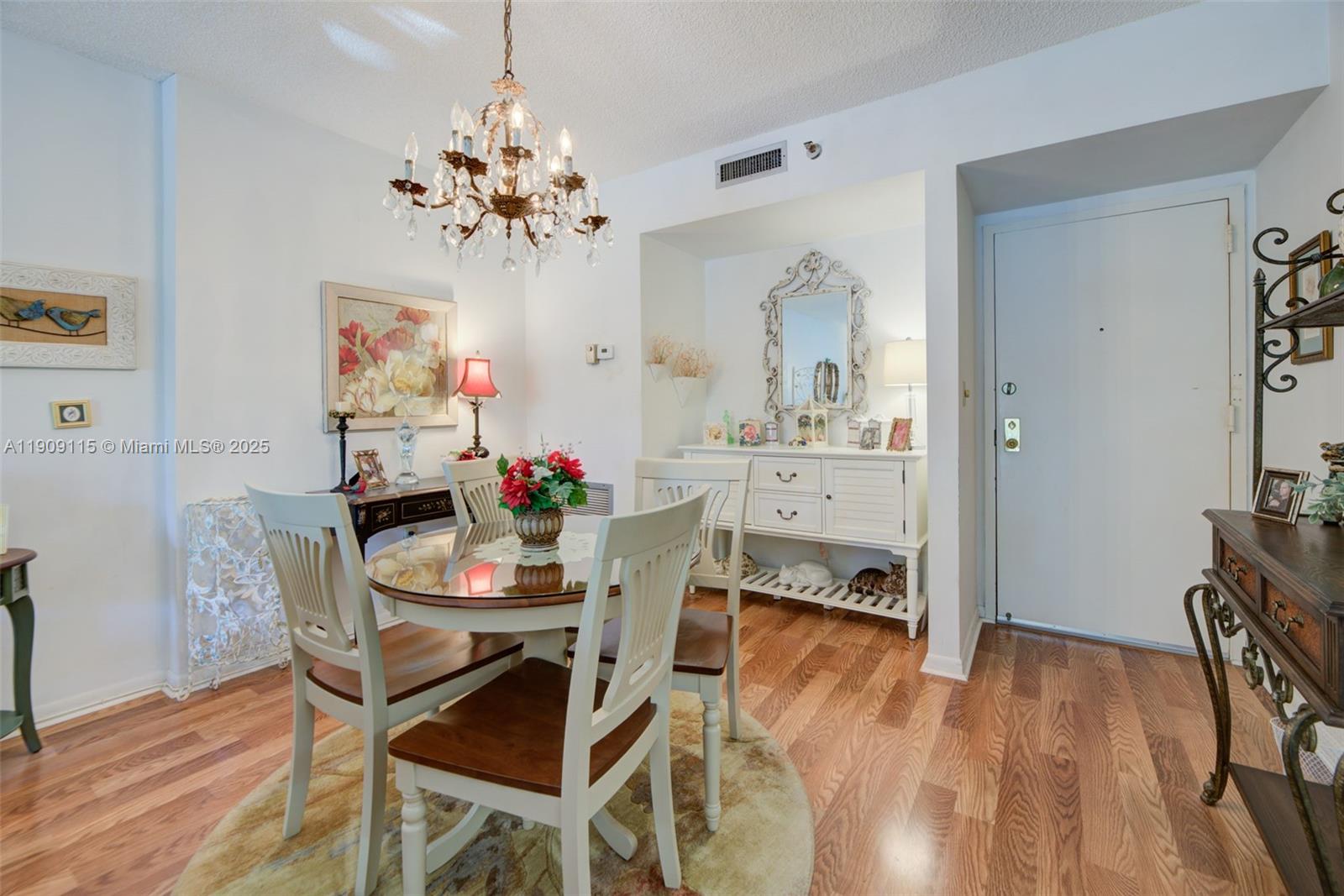 212 2 / 2 1164 кв.футов $ 2025-11-05 0 Фото