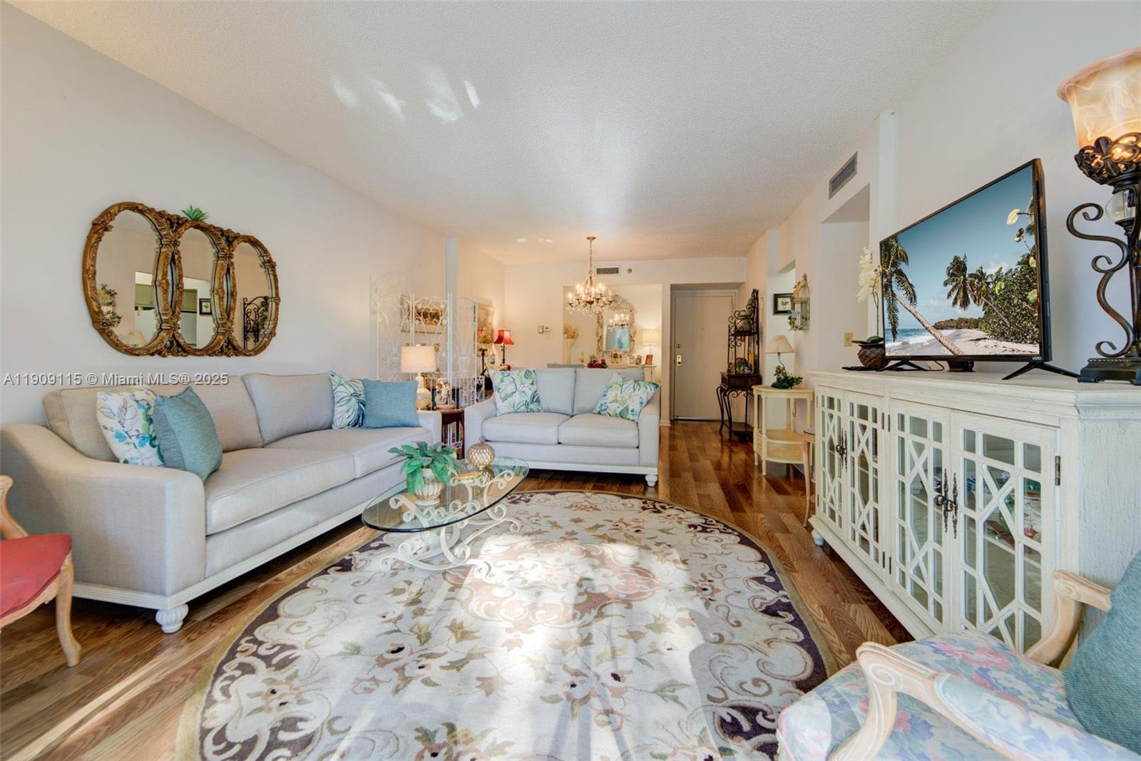 212 2 / 2 1164 кв.футов $ 2025-11-05 0 Фото