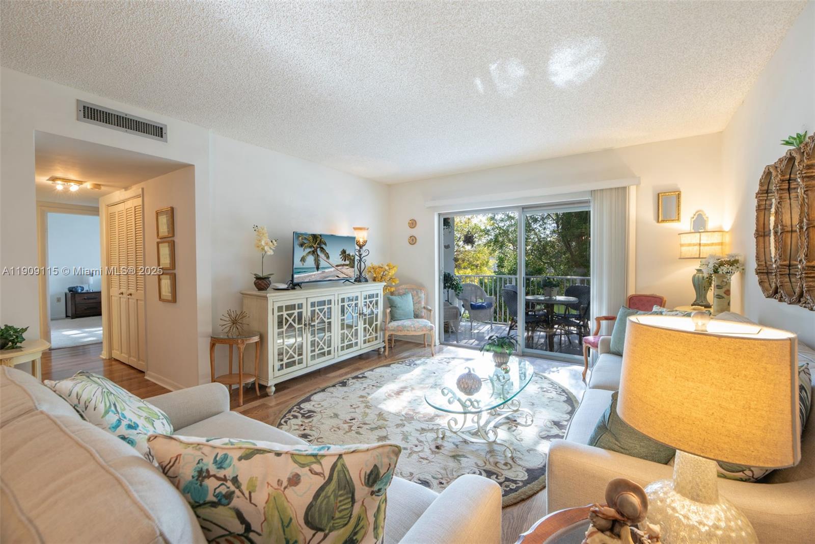 212 2 / 2 1164 кв.футов $ 2025-11-05 0 Фото