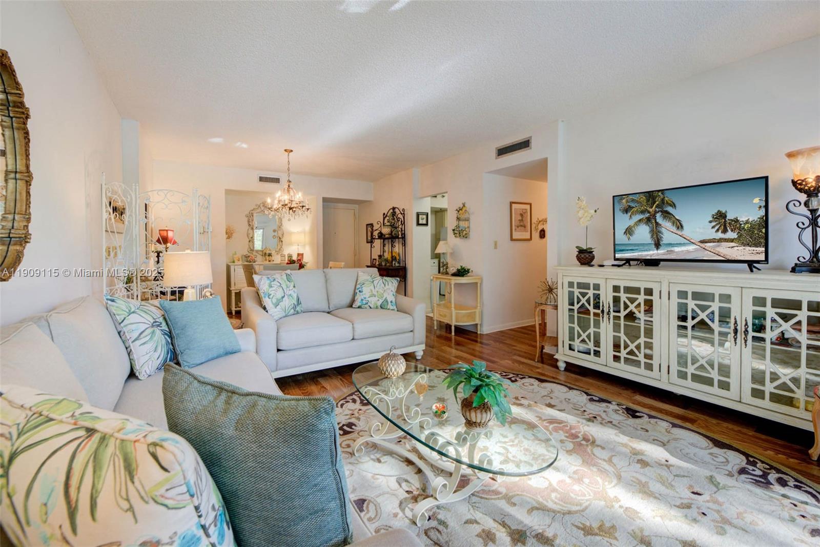 212 2 / 2 1164 кв.футов $ 2025-11-05 0 Фото