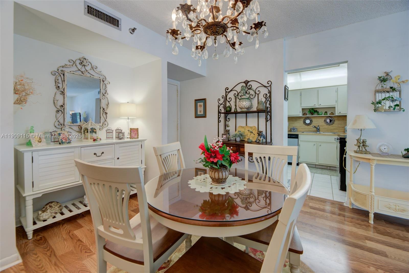 212 2 / 2 1164 кв.футов $ 2025-11-05 0 Фото