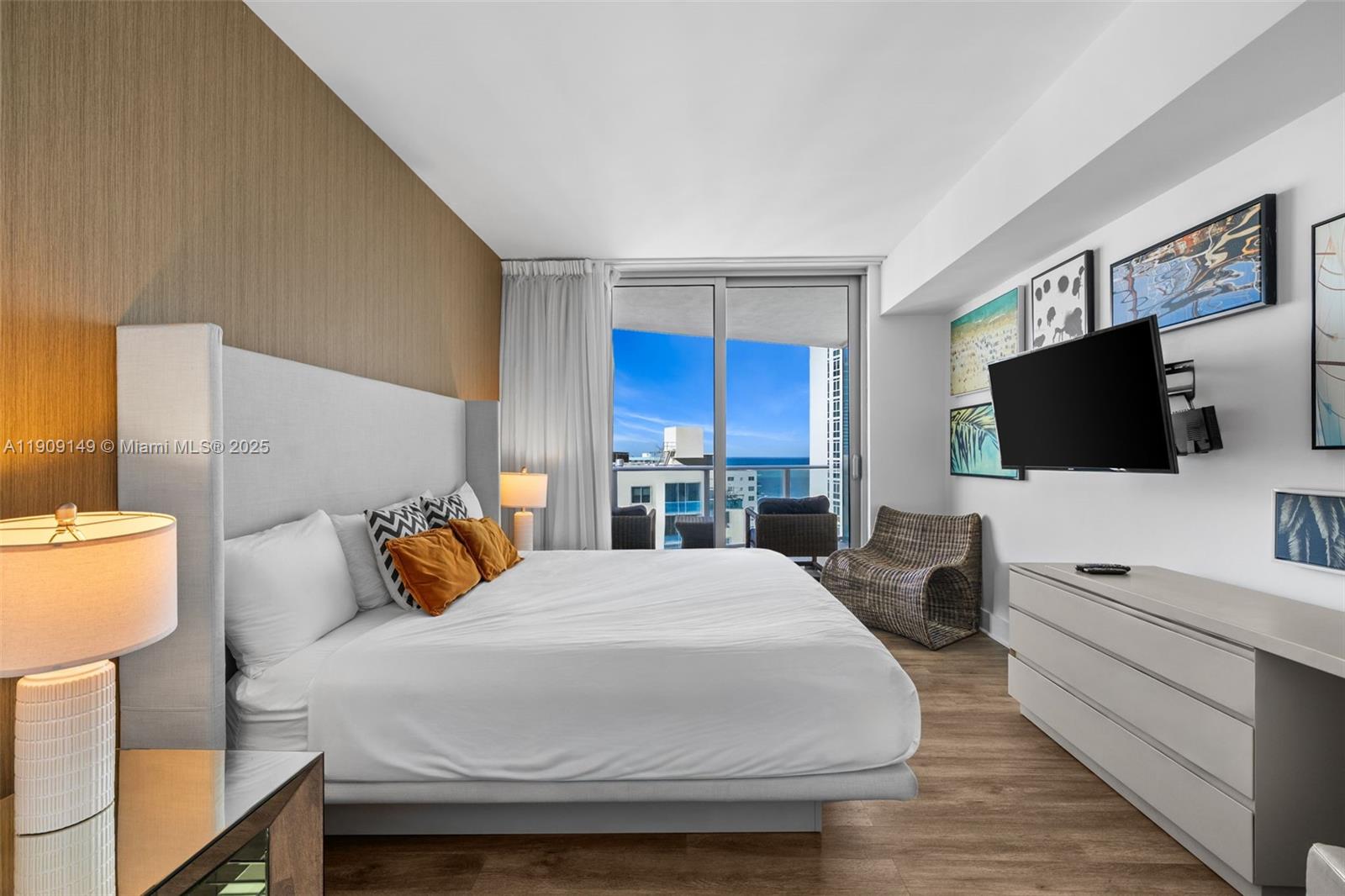 Подробнее 1204 2 / 2 1126 кв.футов $ 2025-11-05 0 Фото