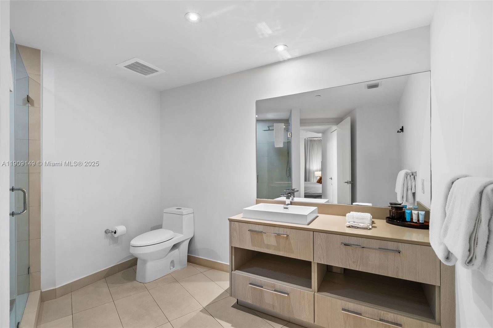 Подробнее 1204 2 / 2 1126 кв.футов $ 2025-11-05 0 Фото