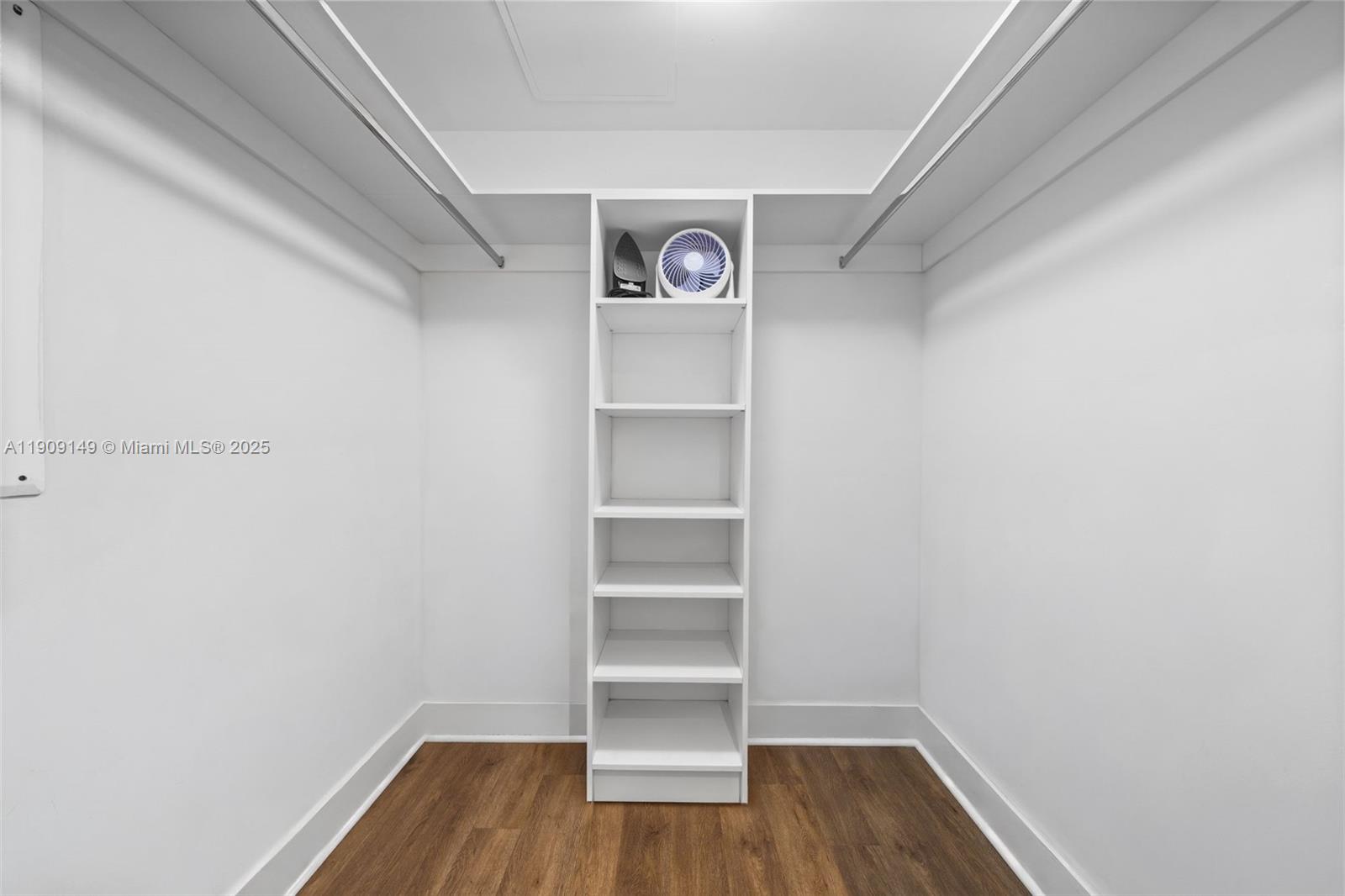 Подробнее 1204 2 / 2 1126 кв.футов $ 2025-11-05 0 Фото