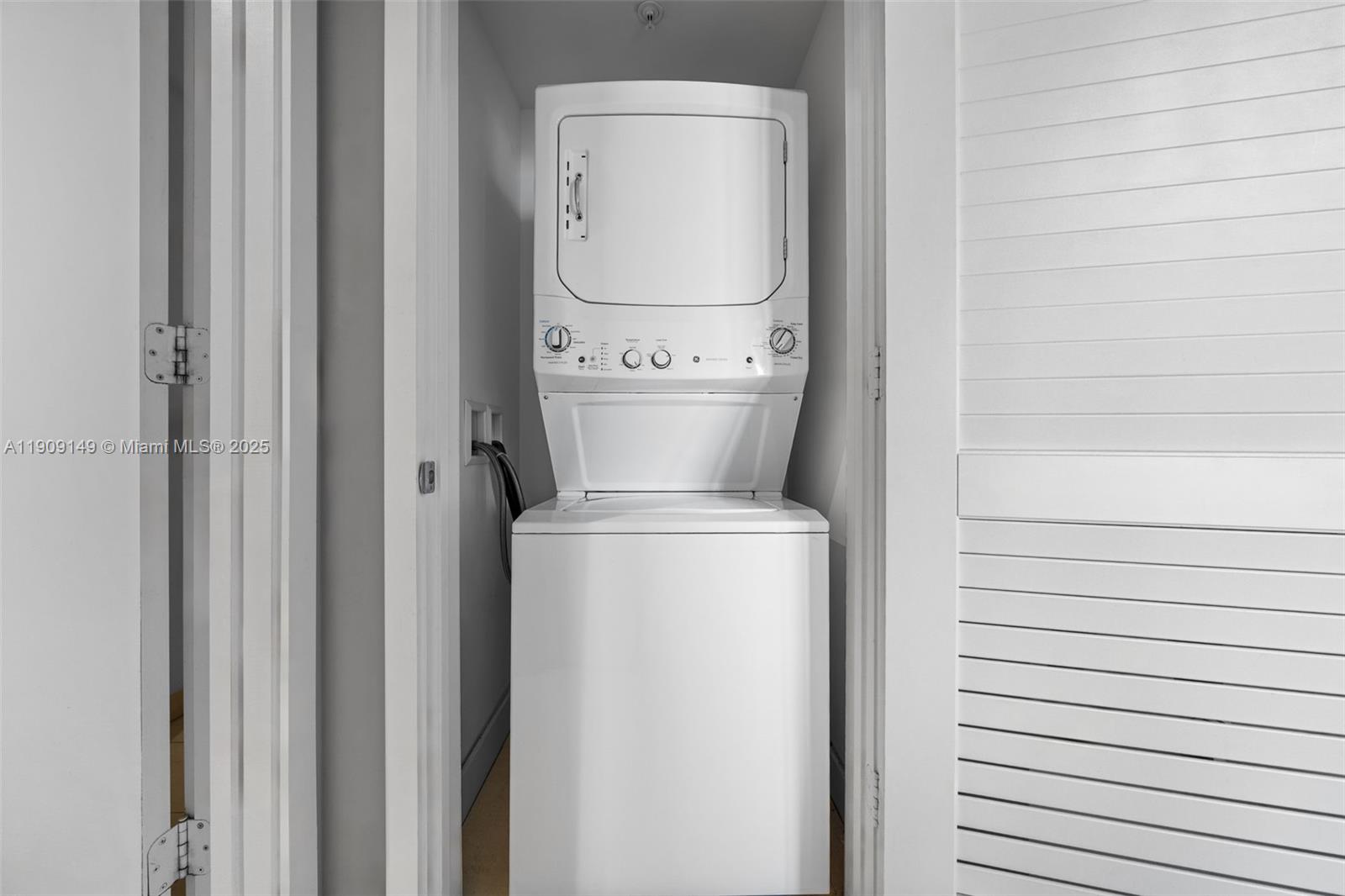 Подробнее 1204 2 / 2 1126 кв.футов $ 2025-11-05 0 Фото