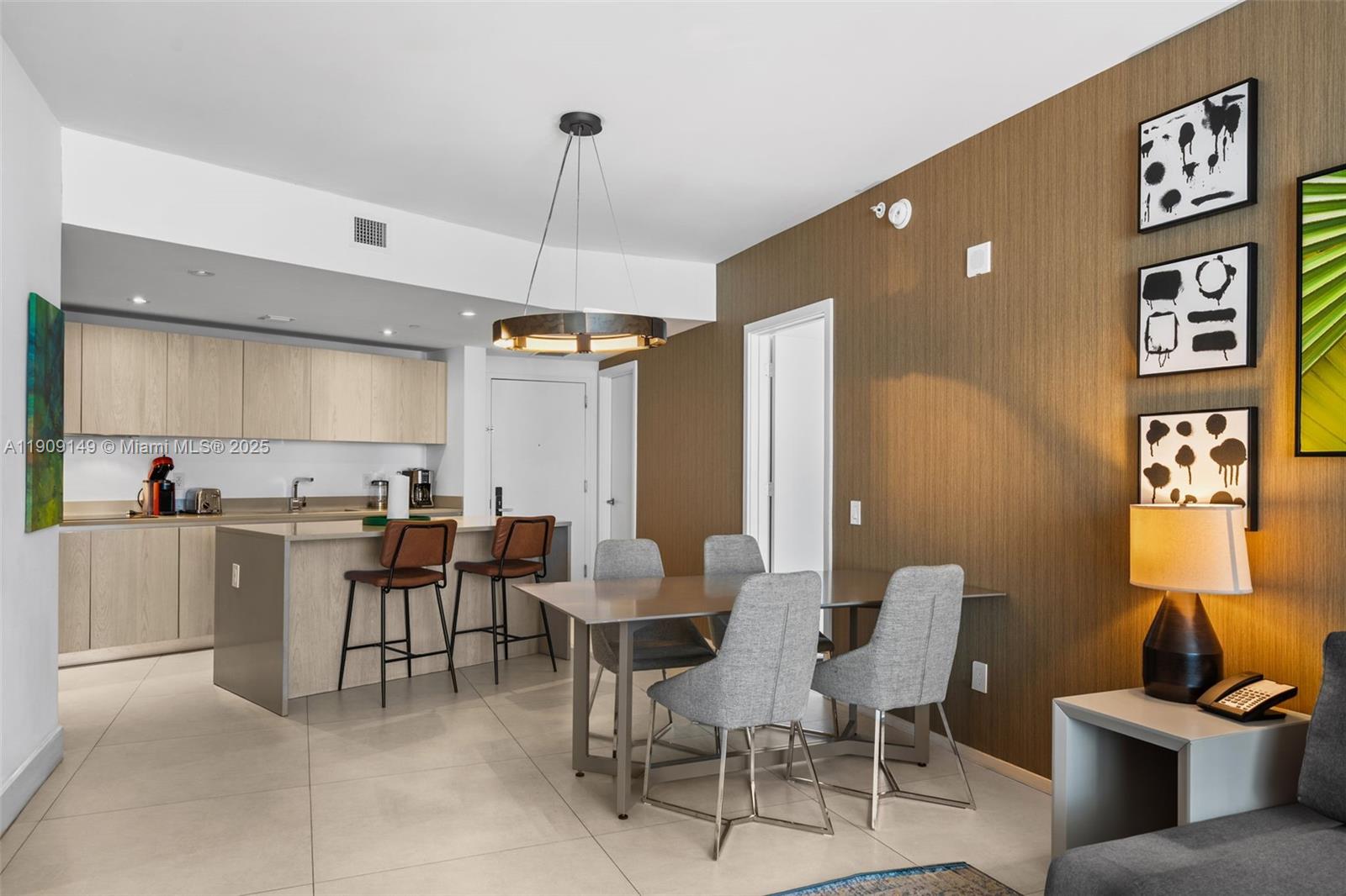 Подробнее 1204 2 / 2 1126 кв.футов $ 2025-11-05 0 Фото