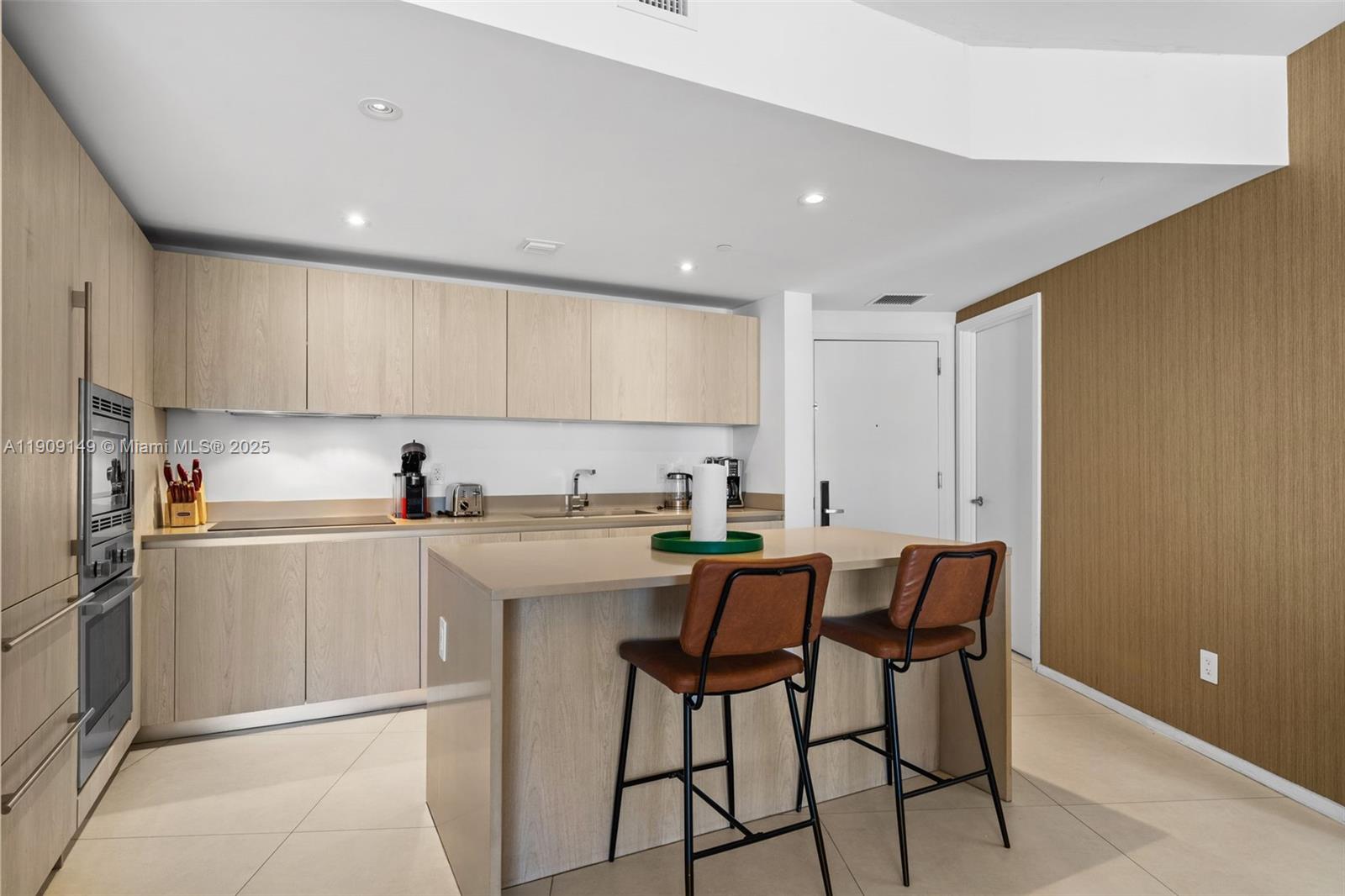 Подробнее 1204 2 / 2 1126 кв.футов $ 2025-11-05 0 Фото