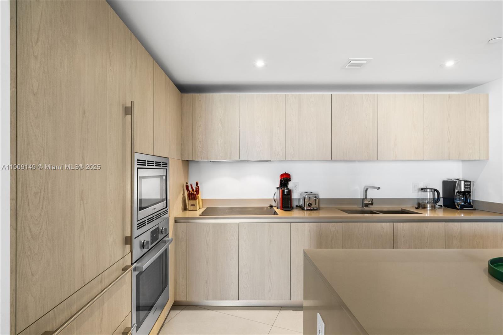 Подробнее 1204 2 / 2 1126 кв.футов $ 2025-11-05 0 Фото