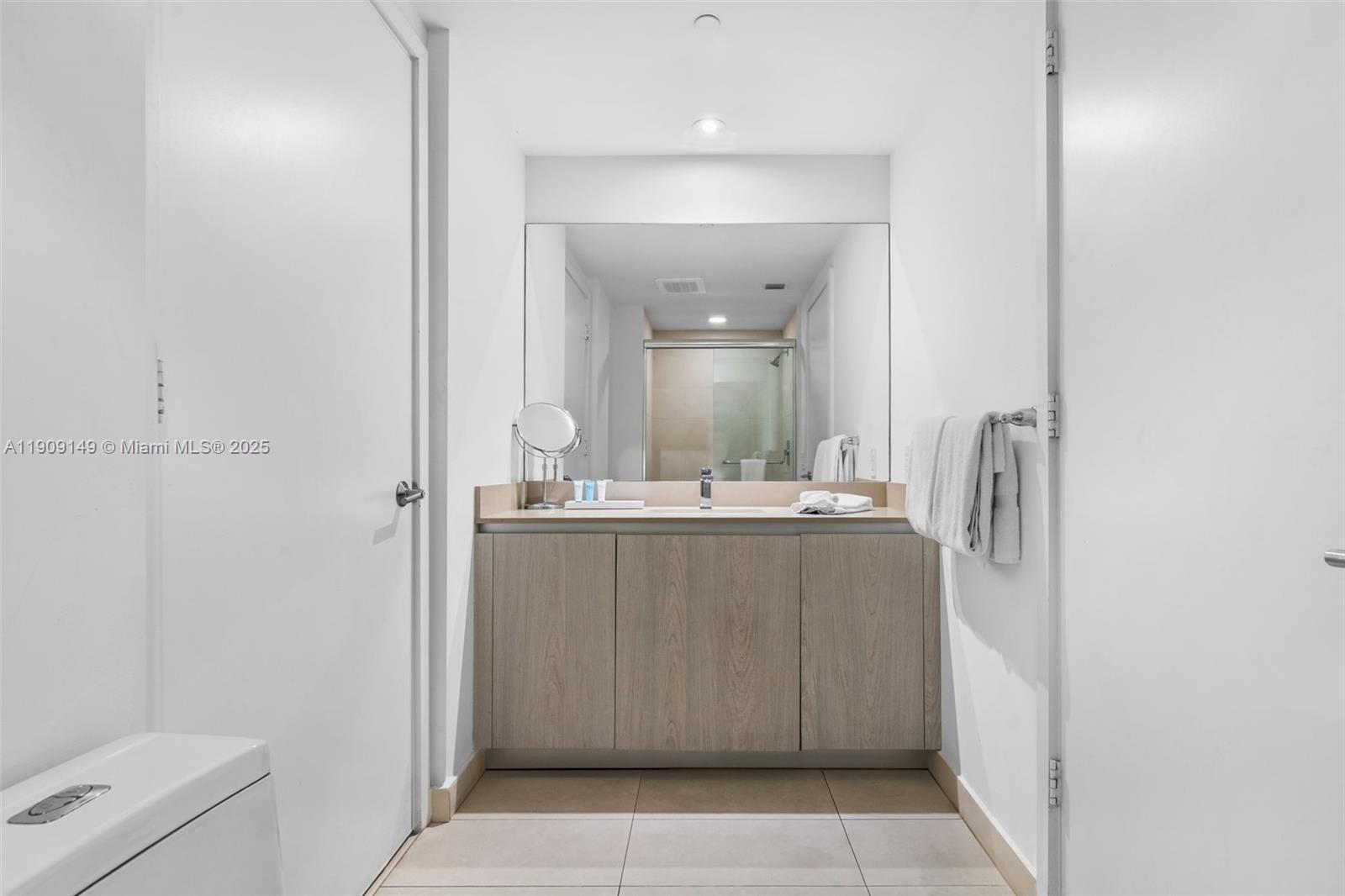 Подробнее 1204 2 / 2 1126 кв.футов $ 2025-11-05 0 Фото