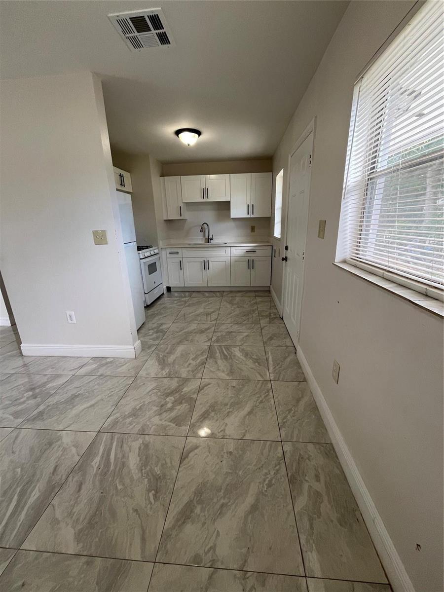  / 0 1600 sq. ft. $ 2025-11-29 0 foto