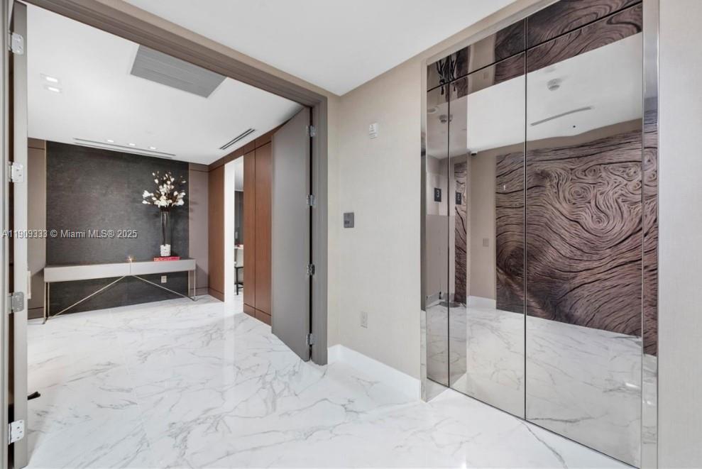 304 3 / 5 3232 sq. ft. $ 2025-11-06 0 Photo