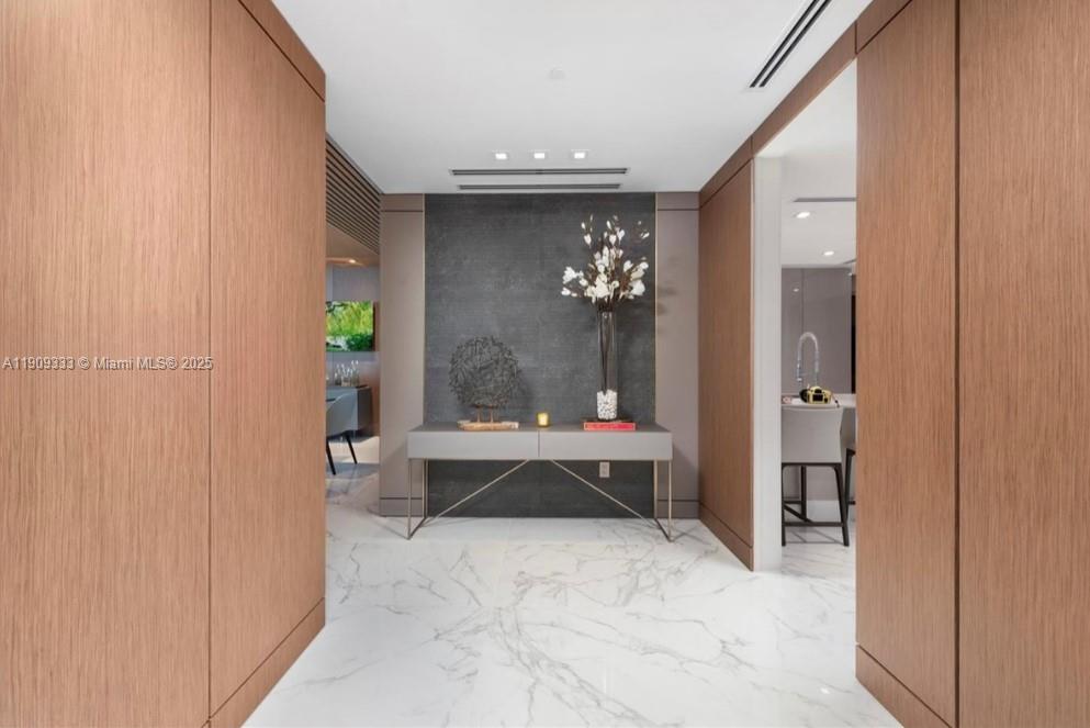 304 3 / 5 3232 sq. ft. $ 2025-11-06 0 Photo