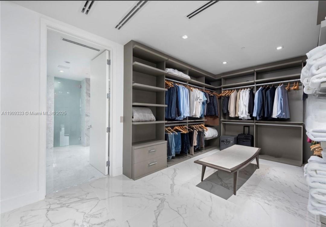 304 3 / 5 3232 sq. ft. $ 2025-11-06 0 Photo