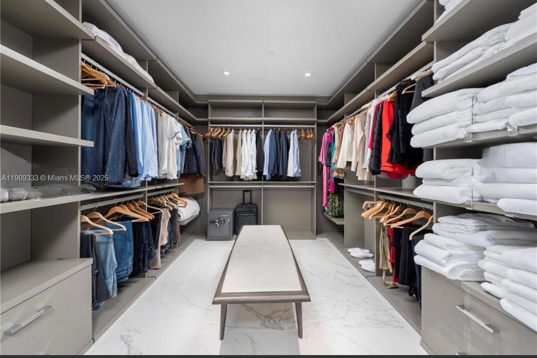 304 3 / 5 3232 sq. ft. $ 2025-11-06 0 Photo