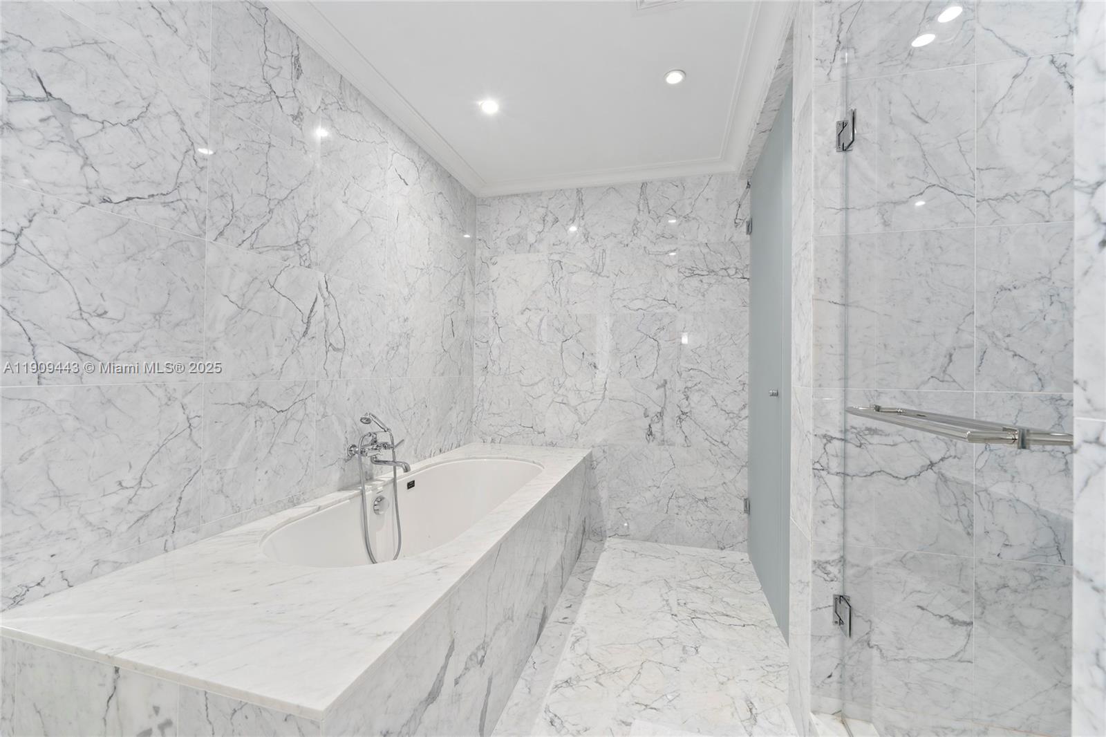 Подробнее 4303 2 / 3 1447 кв.футов $ 2025-11-06 0 Фото