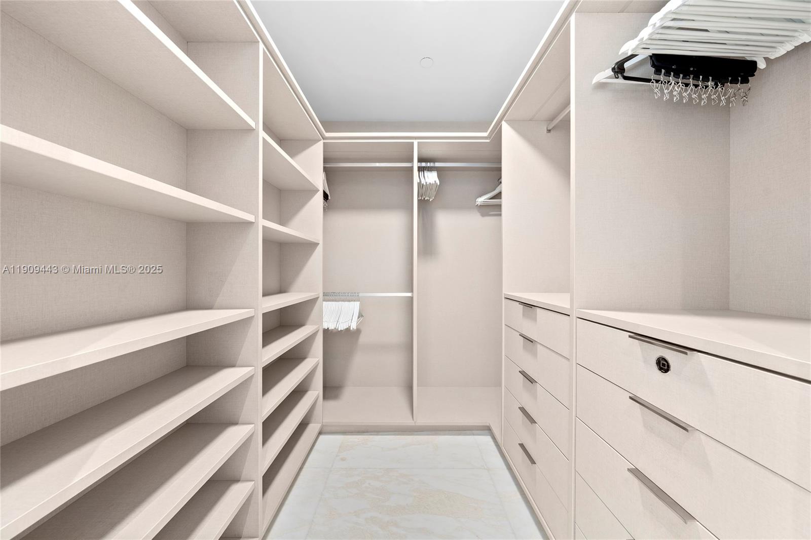 Подробнее 4303 2 / 3 1447 кв.футов $ 2025-11-06 0 Фото