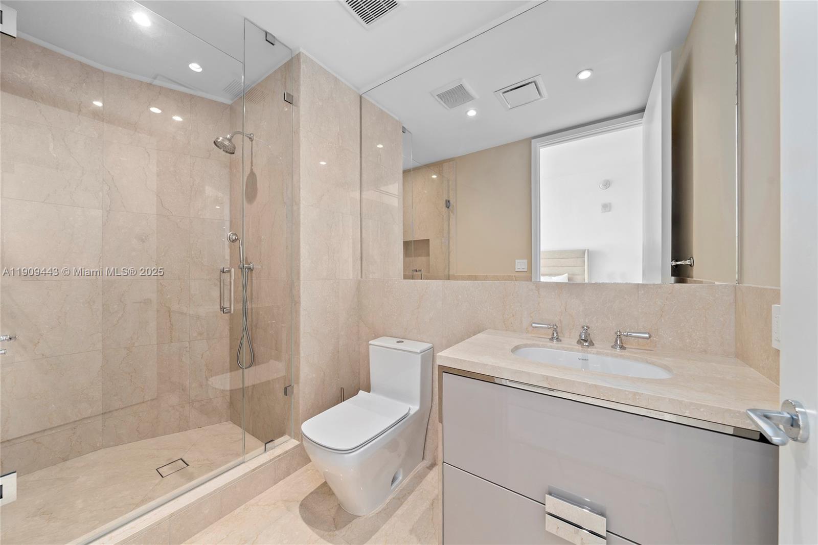 Подробнее 4303 2 / 3 1447 кв.футов $ 2025-11-06 0 Фото