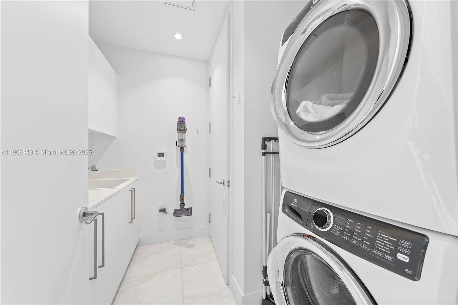 Подробнее 4303 2 / 3 1447 кв.футов $ 2025-11-06 0 Фото