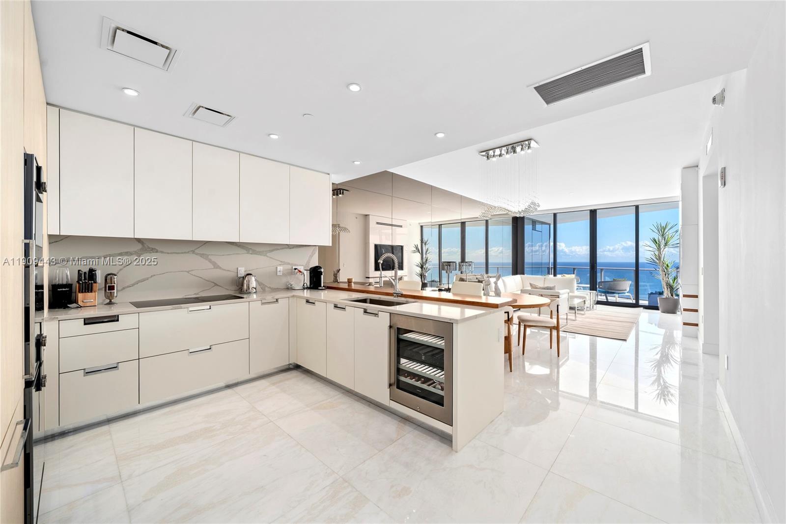 Подробнее 4303 2 / 3 1447 кв.футов $ 2025-11-06 0 Фото