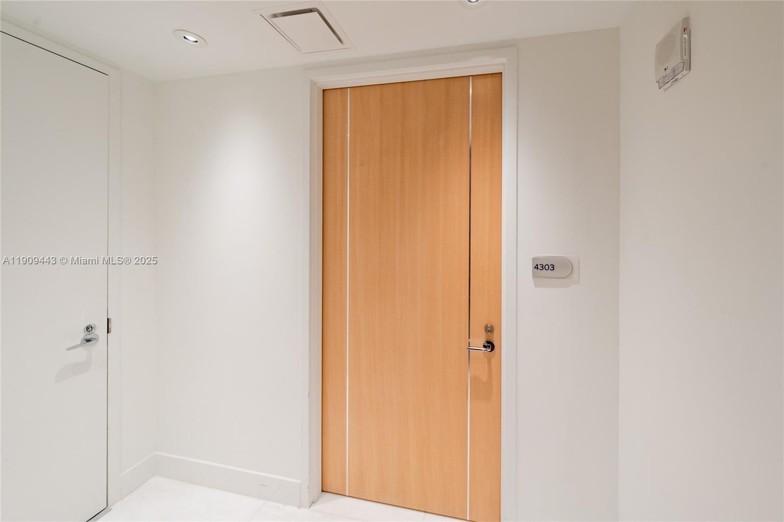 Подробнее 4303 2 / 3 1447 кв.футов $ 2025-11-06 0 Фото