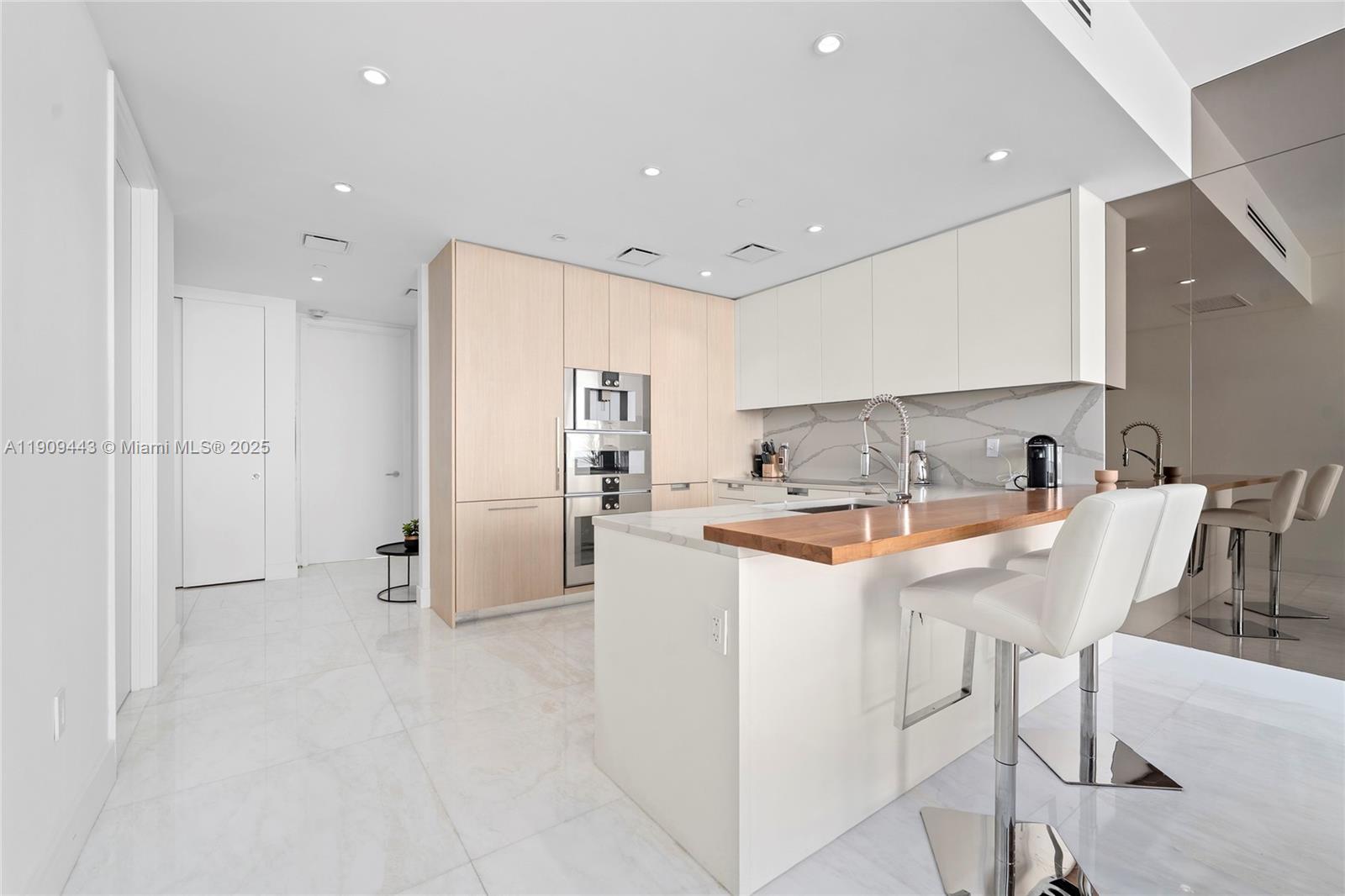 Подробнее 4303 2 / 3 1447 кв.футов $ 2025-11-06 0 Фото