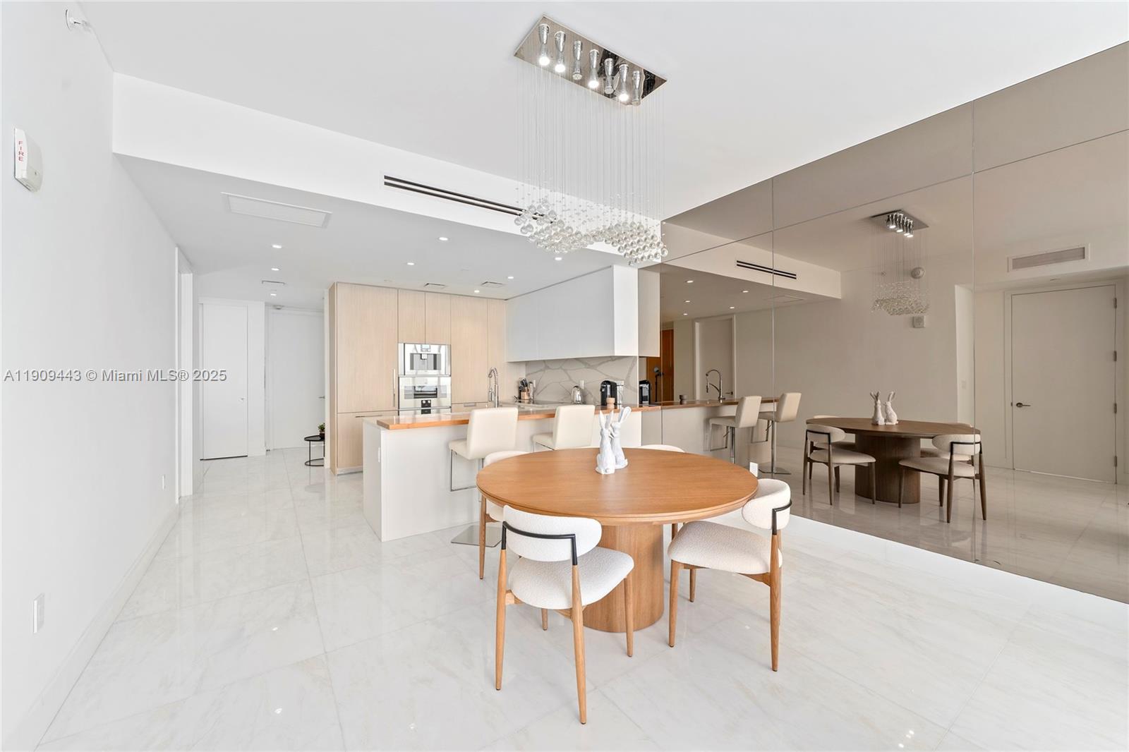 Подробнее 4303 2 / 3 1447 кв.футов $ 2025-11-06 0 Фото