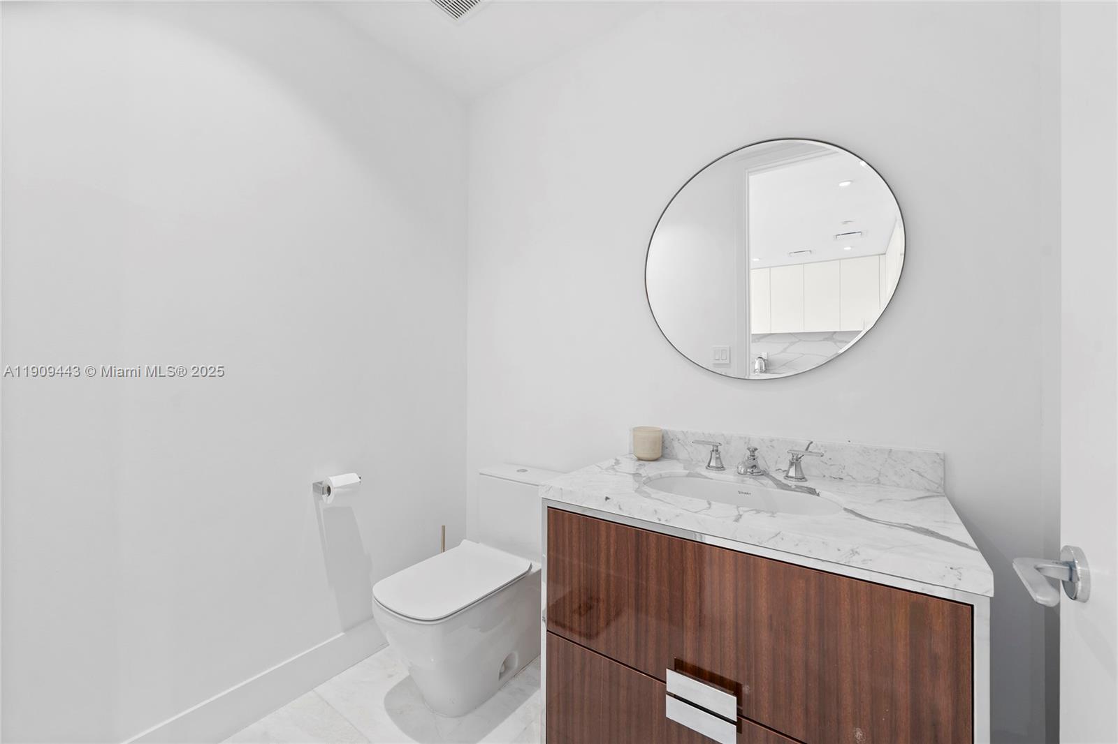 Подробнее 4303 2 / 3 1447 кв.футов $ 2025-11-06 0 Фото