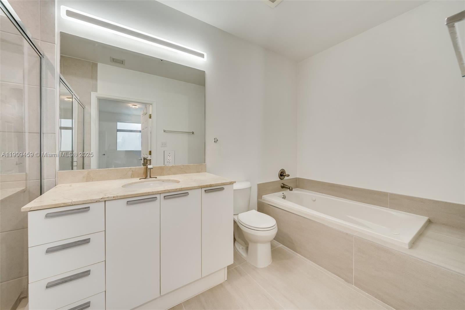 Photo of 140 Dixie Hwy  #1007, Hollywood, Florida, 33020 - master bath