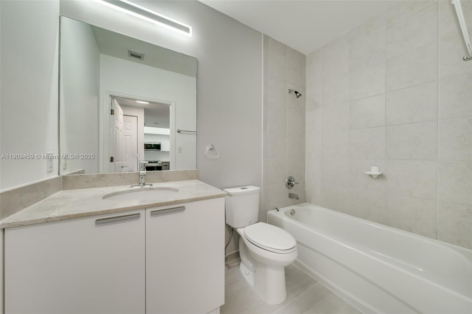Photo of 140 Dixie Hwy  #1007, Hollywood, Florida, 33020 - 2nd bathroom