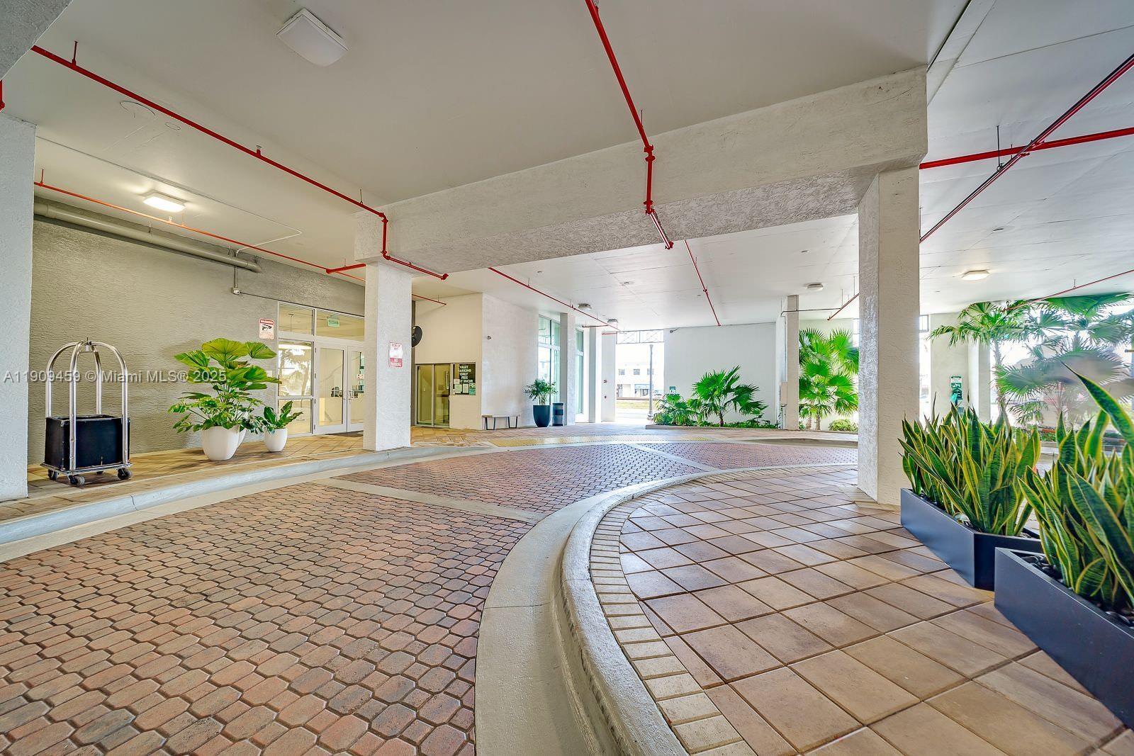 Photo of 140 Dixie Hwy  #1007, Hollywood, Florida, 33020 - drive entry / valet