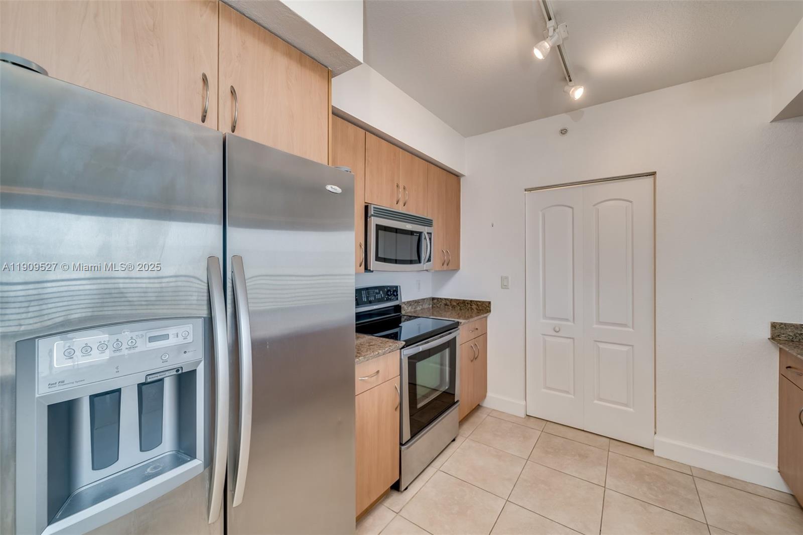 Photo of 1830 Radius Dr  #823, Hollywood, Florida, 33020 - kitchen