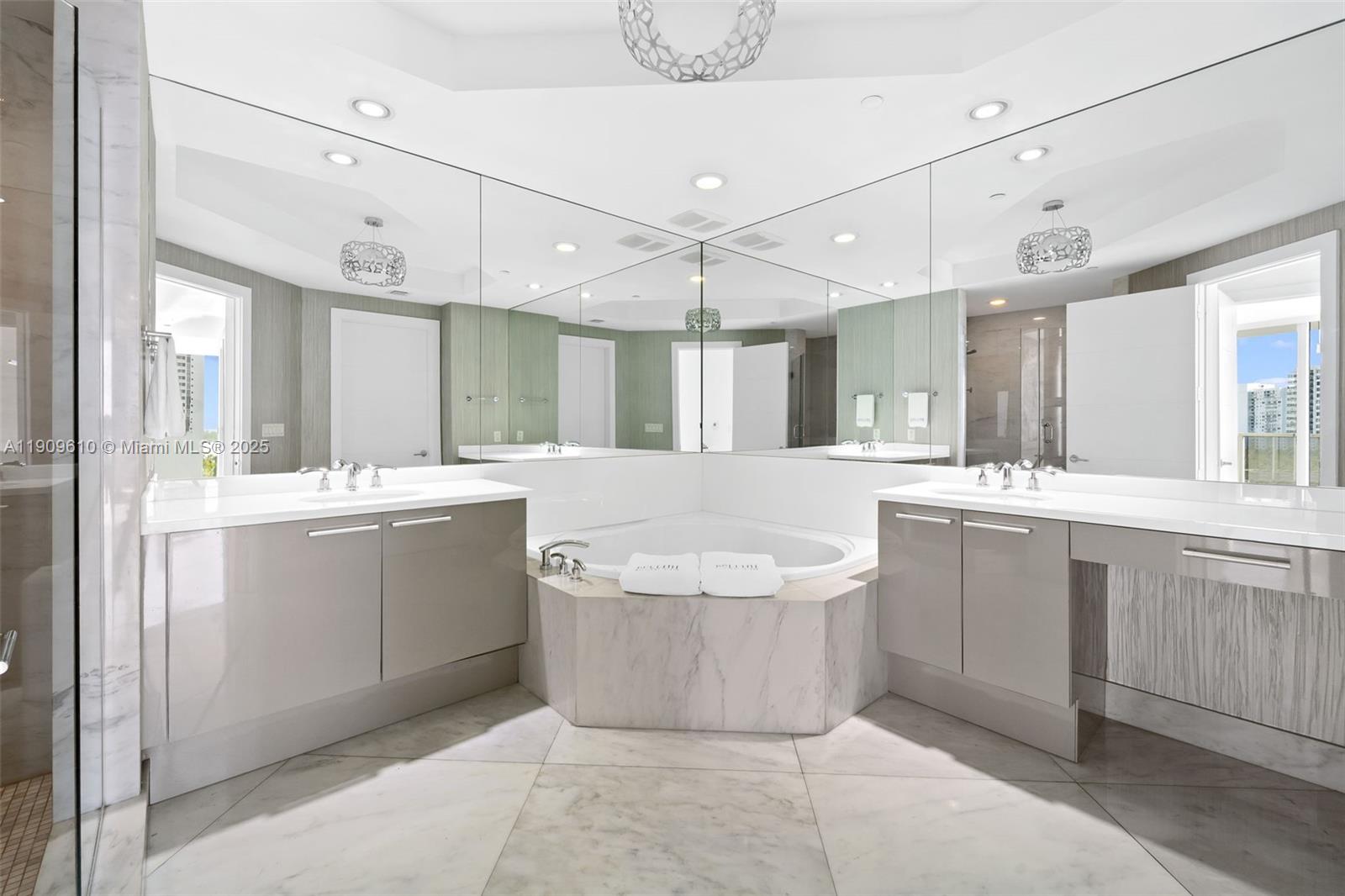 See details 903 3 / 3 2235 sq. ft. $ 2025-11-06 0 Photo