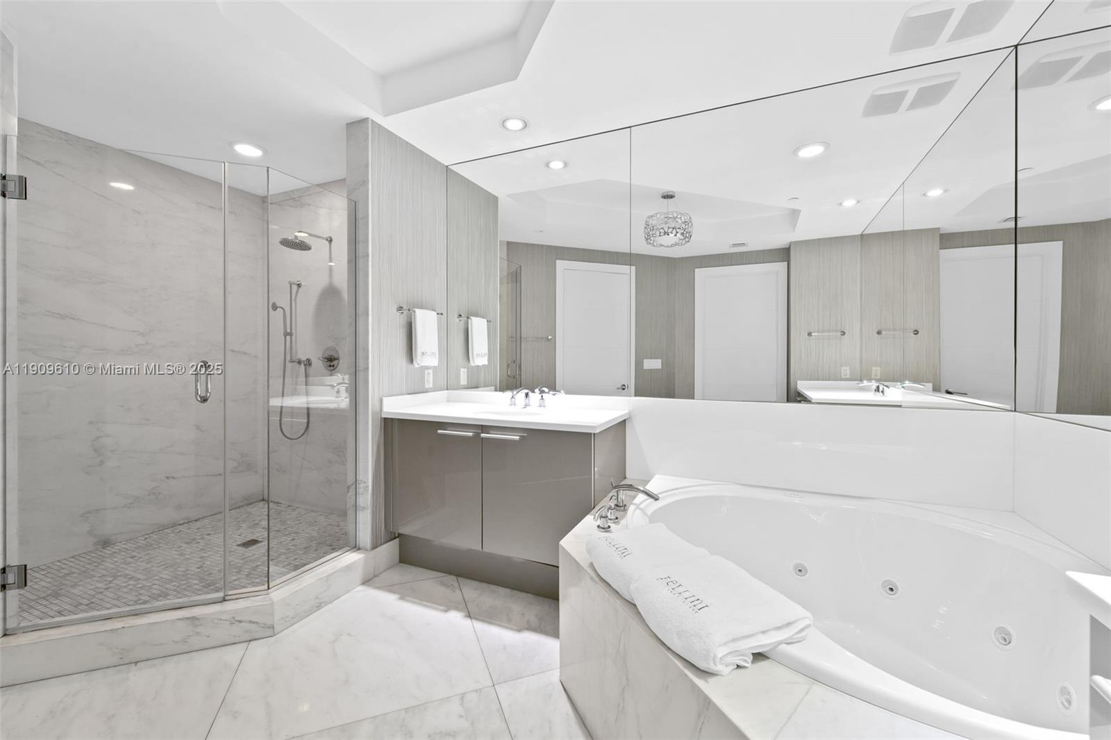 See details 903 3 / 3 2235 sq. ft. $ 2025-11-06 0 Photo