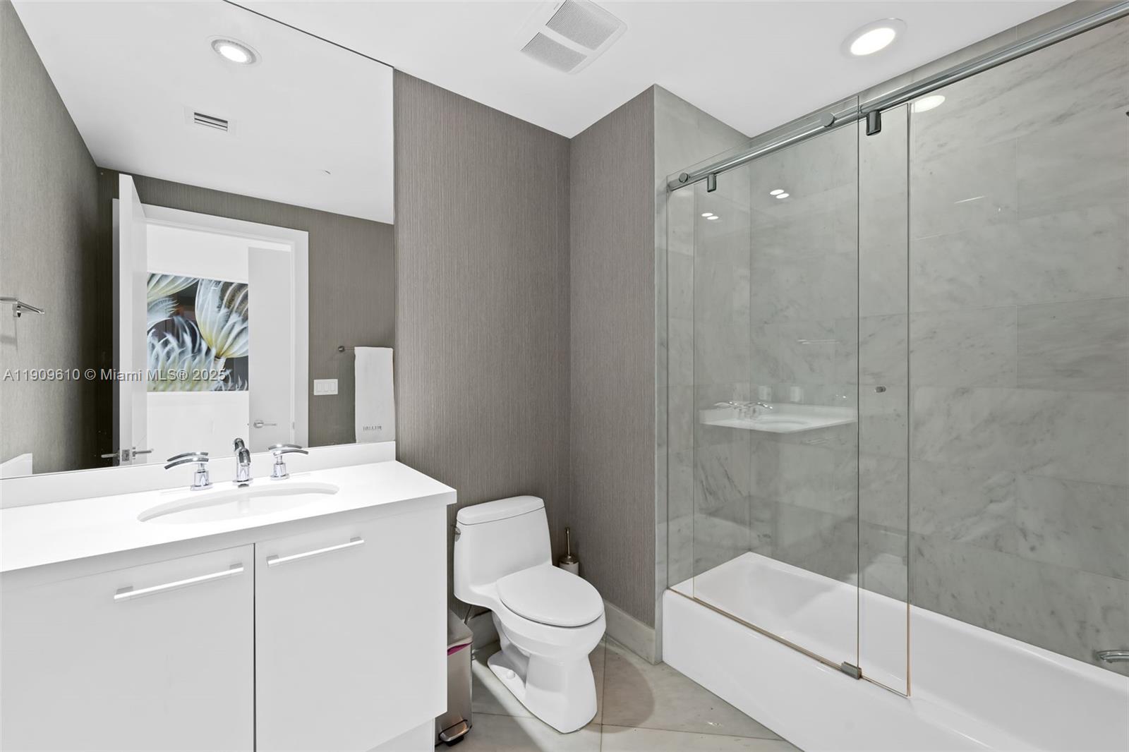 See details 903 3 / 3 2235 sq. ft. $ 2025-11-06 0 Photo