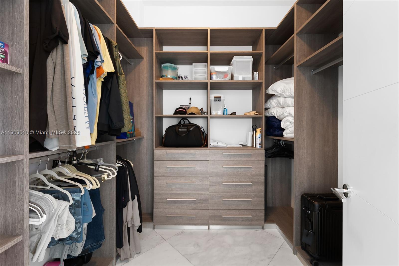 See details 903 3 / 3 2235 sq. ft. $ 2025-11-06 0 Photo