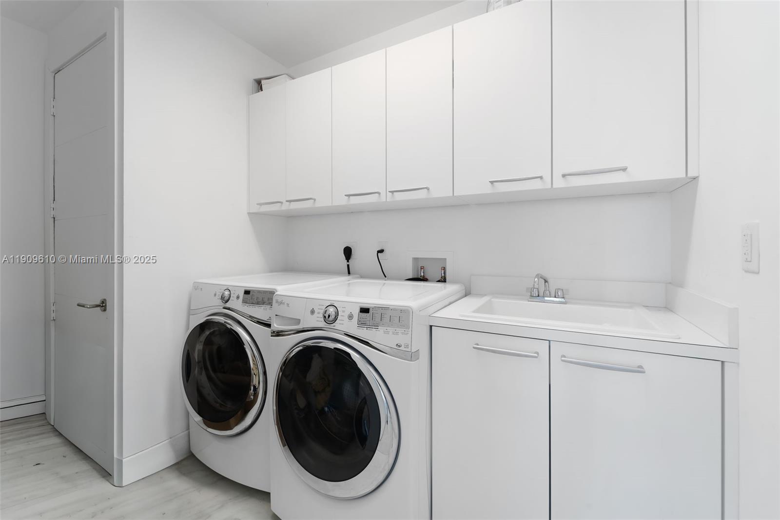 See details 903 3 / 3 2235 sq. ft. $ 2025-11-06 0 Photo