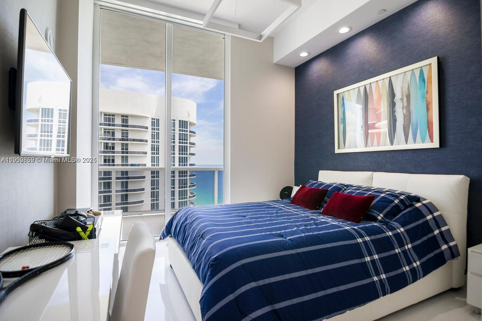 See details 4002 3 / 4 1979 sq. ft. $ 2025-11-06 0 Photo