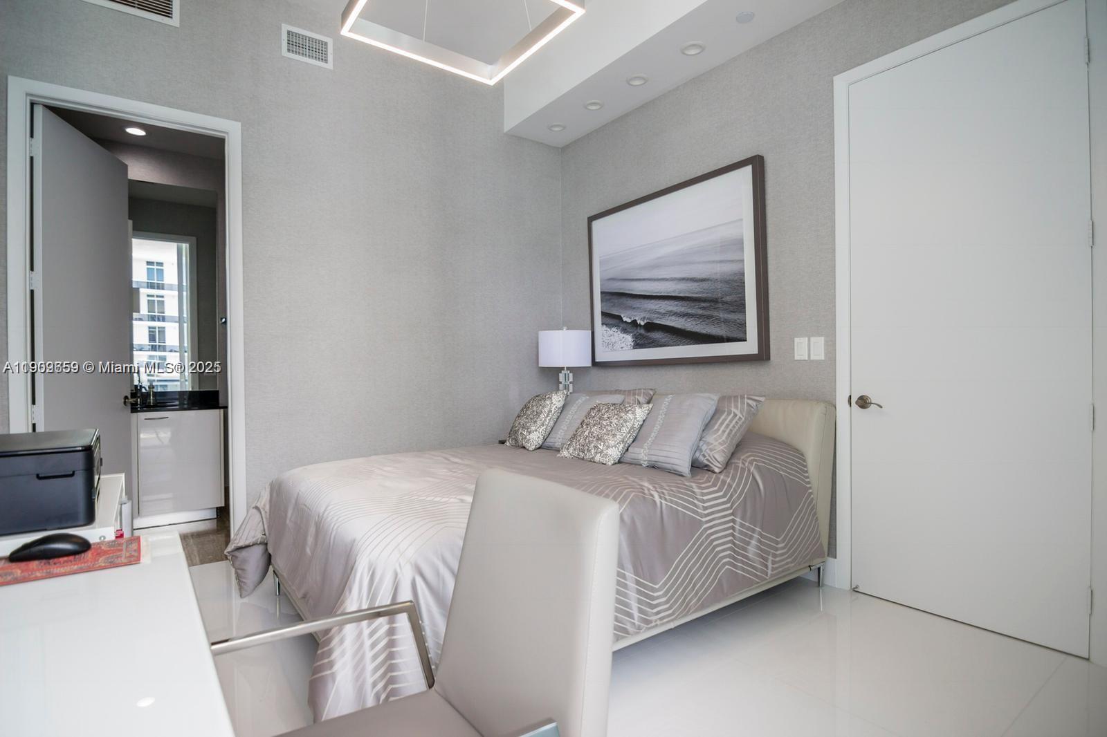 See details 4002 3 / 4 1979 sq. ft. $ 2025-11-06 0 Photo