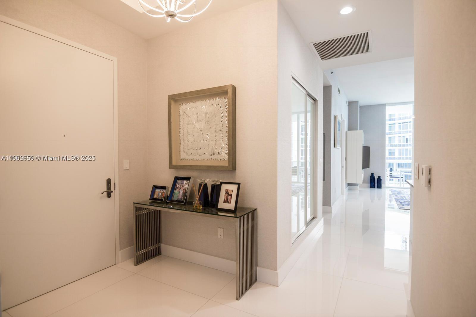 See details 4002 3 / 4 1979 sq. ft. $ 2025-11-06 0 Photo